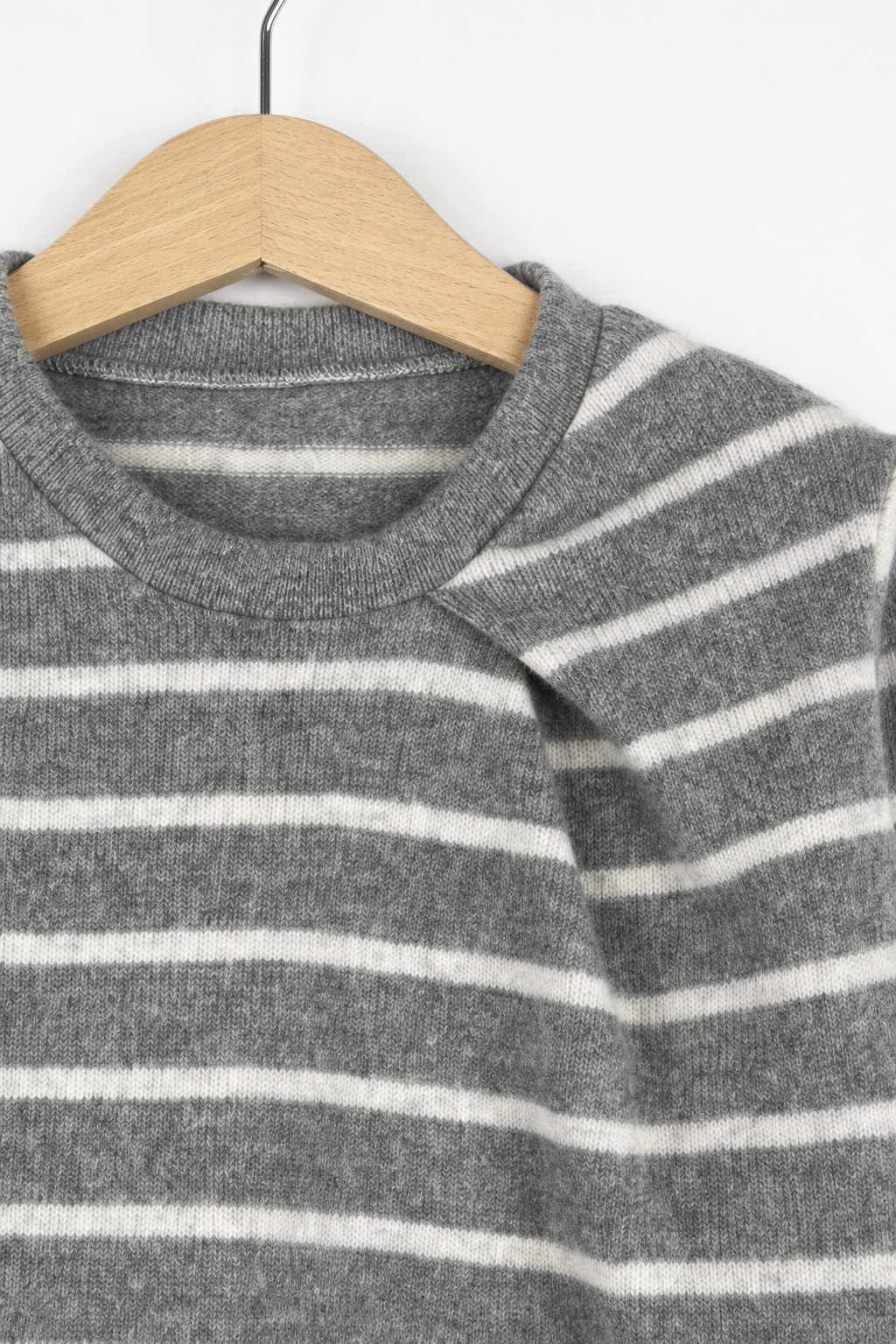 Detailaufnahme des Kaschmir Pullovers mit der Falte in Grau
