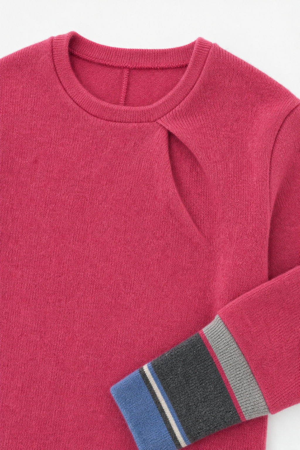 Detailaufnahme des Kaschmir Pullovers mit der Falte in Rosa