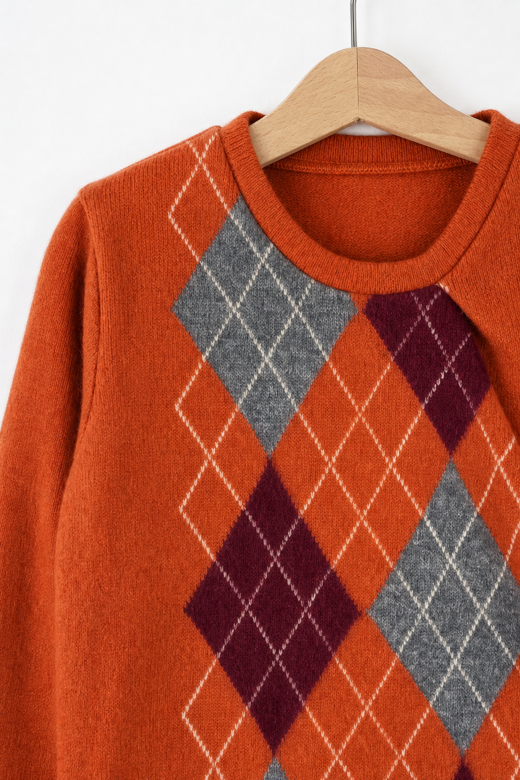 Detailaufnahme des Kaschmir Pullovers mit der Falte in Orange