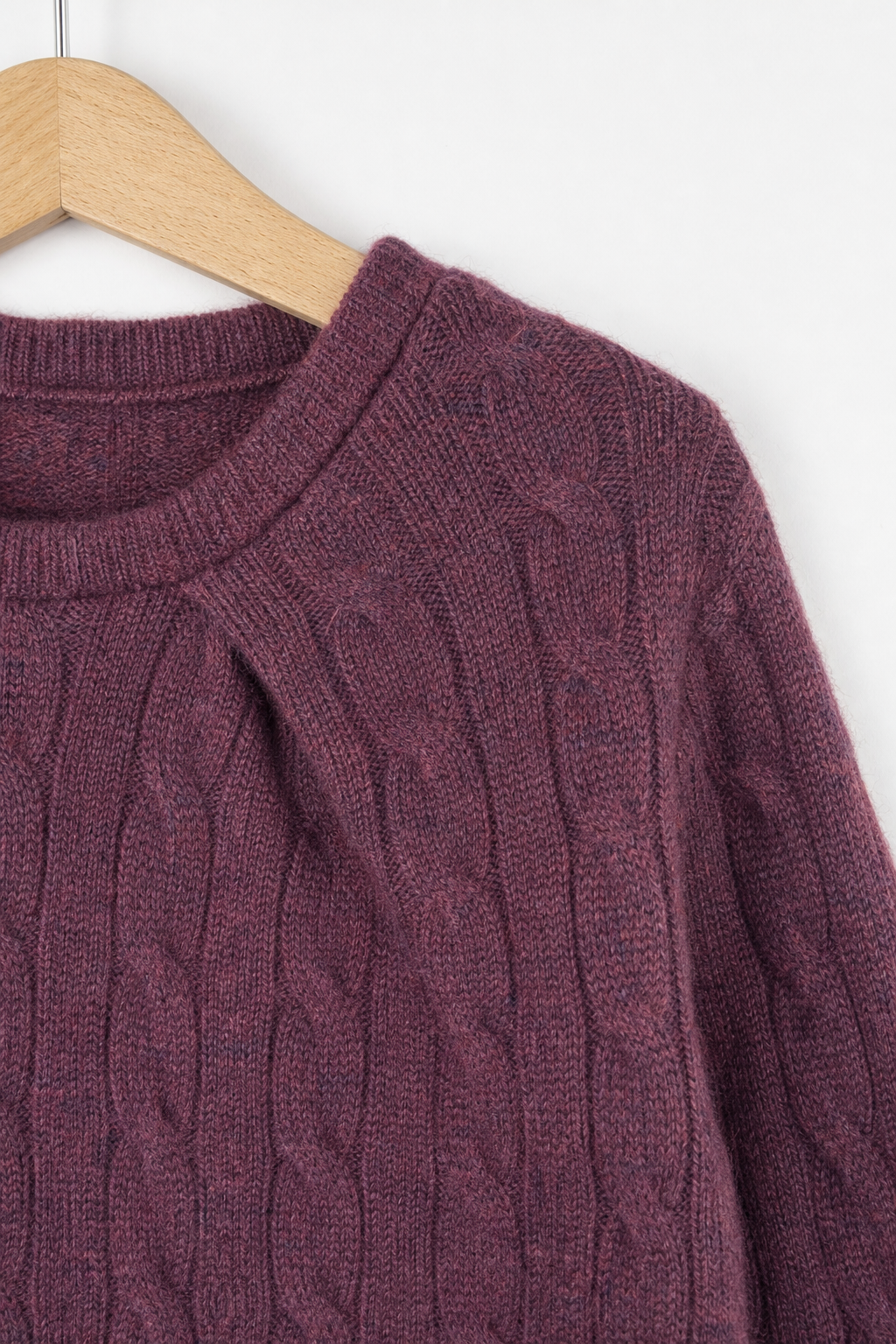 Detailaufnahme des Kaschmir Pullovers mit der Falte in Rot