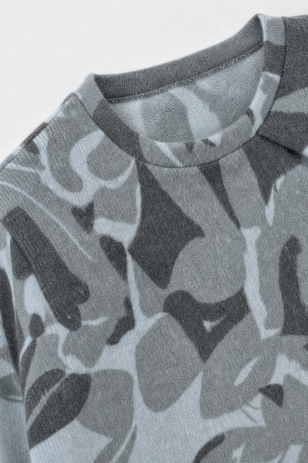 Detailaufnahme des Kaschmir Pullovers mit der Falte in Blau