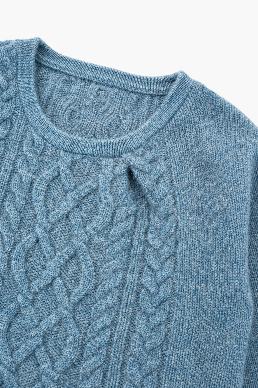 Detailaufnahme des Kaschmir Pullovers mit der Falte in Blau