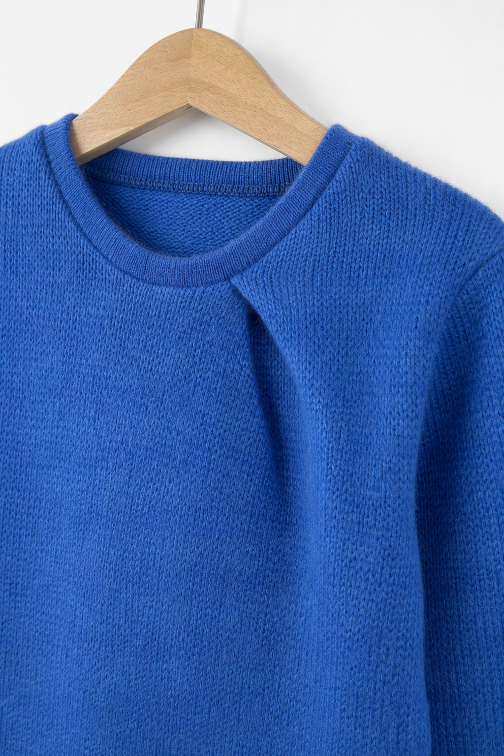 Detailaufnahme des Kaschmir Pullovers mit der Falte in Blau
