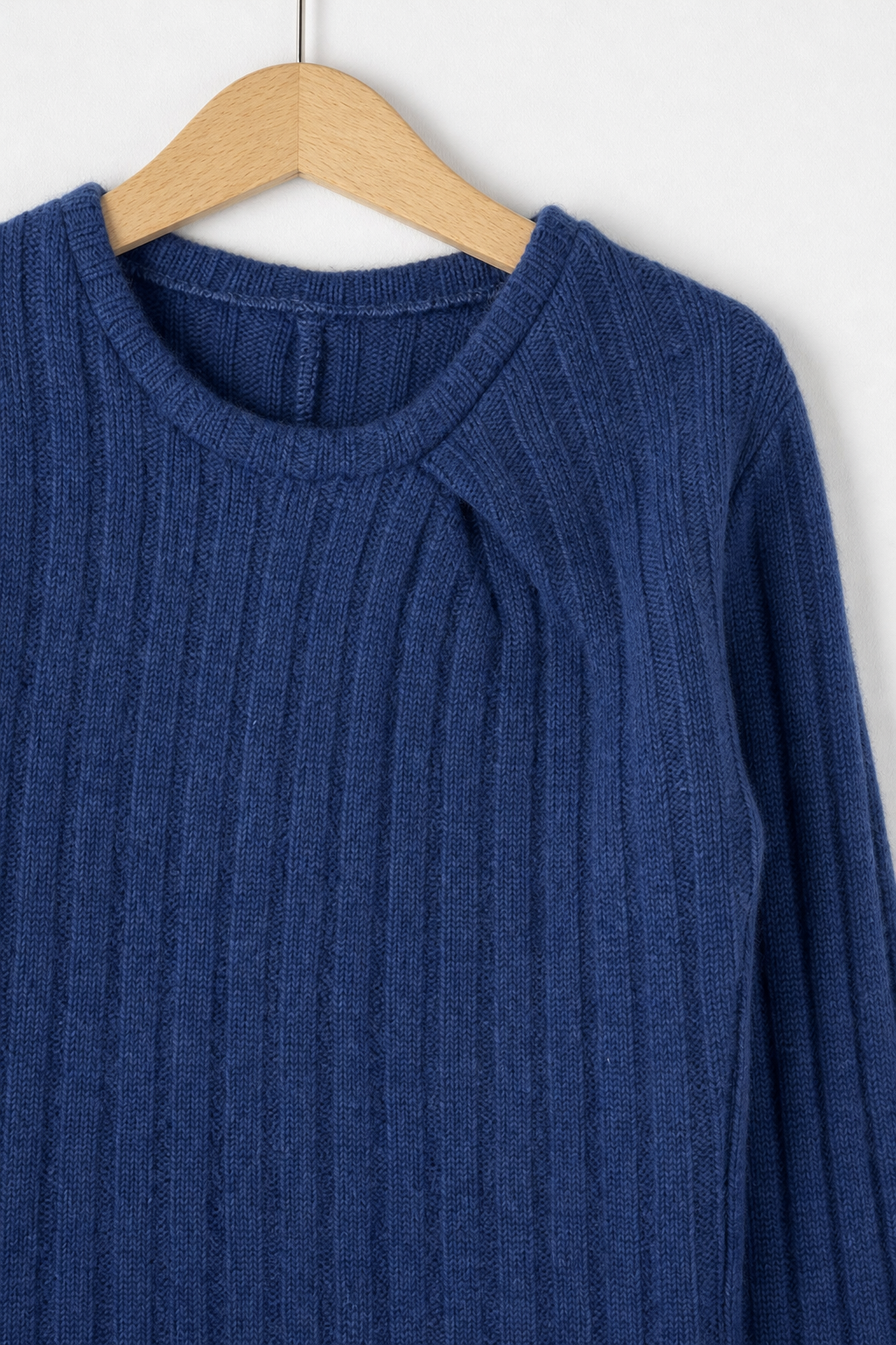 Detailaufnahme des Kaschmir Pullovers mit der Falte in Blau