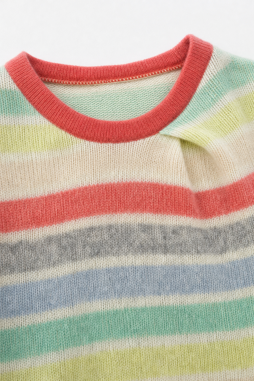 Detailaufnahme des Kaschmir Pullovers mit der Falte in Bunt