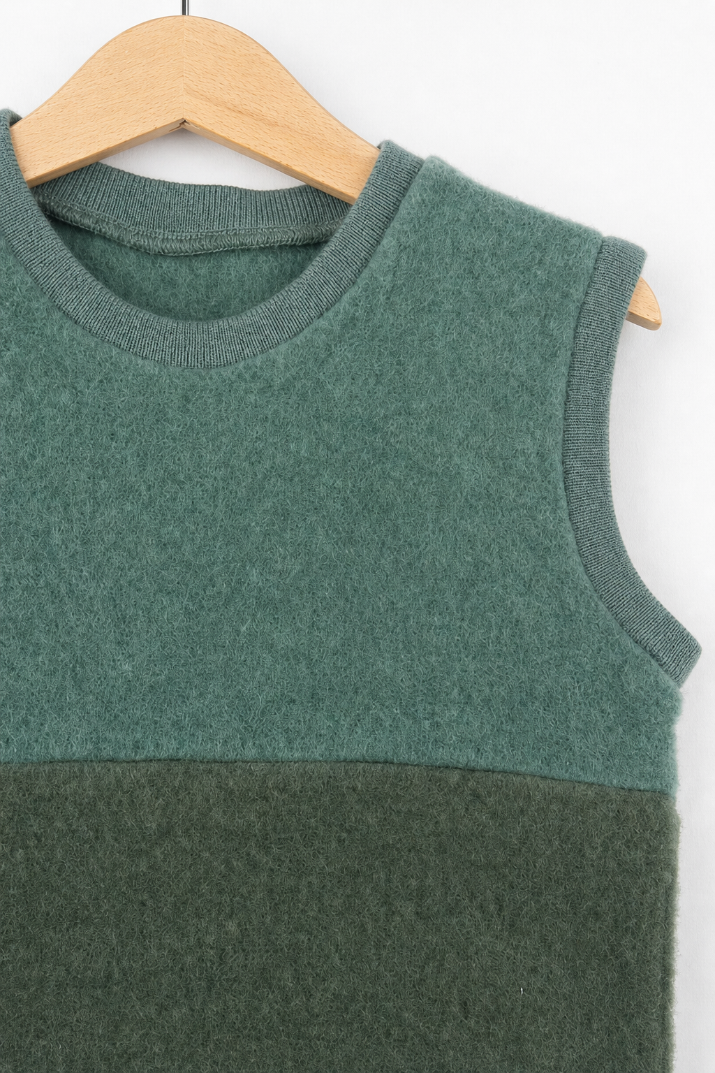 Detailaufnahme des Wollfleece Pullunders für Kinder in Größe 110/116