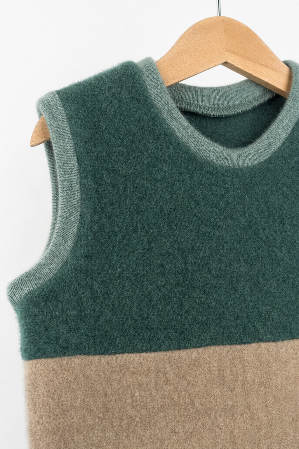 Detailaufnahme des Wollfleece Pullunders für Kinder in Größe 110/116