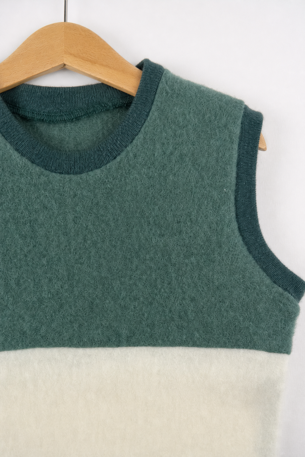 Detailaufnahme des Wollfleece Pullunders für Kinder in Größe 110/116
