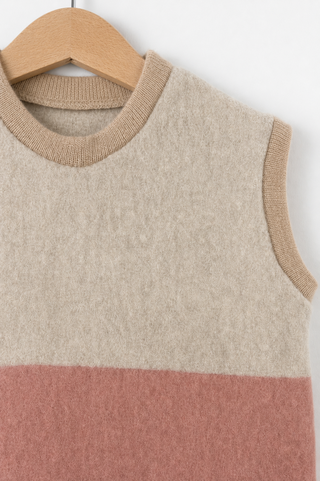 Detailaufnahme des Wollfleece Pullunders für Kinder in Größe 110/116