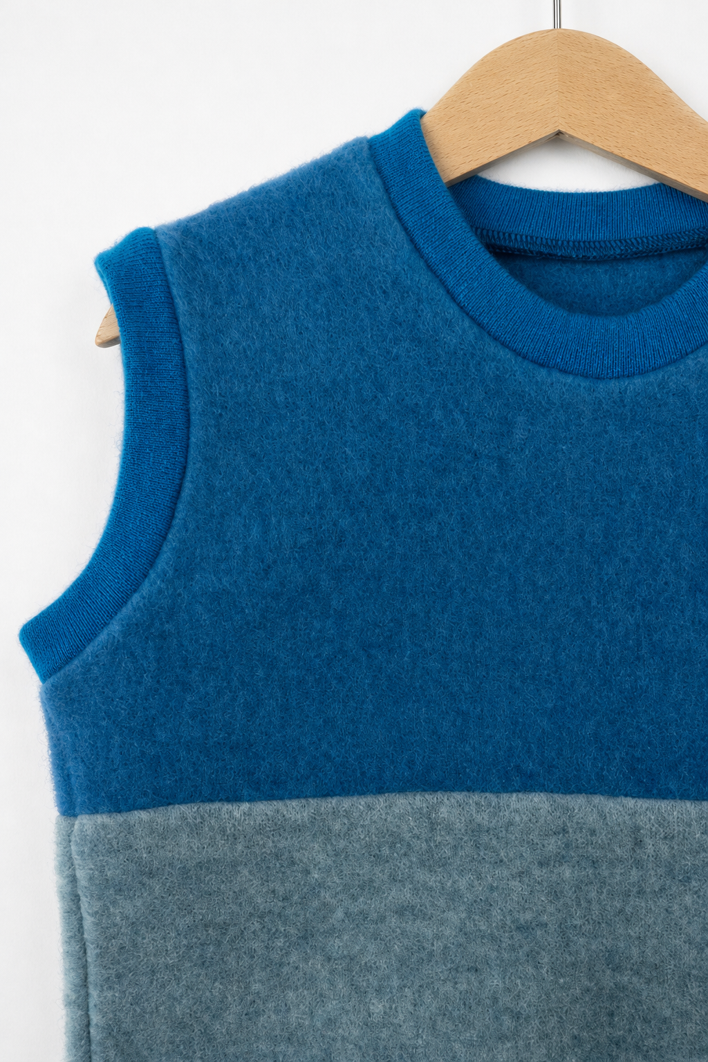 Detailaufnahme des Wollfleece Pullunders für Kinder in Größe 110/116
