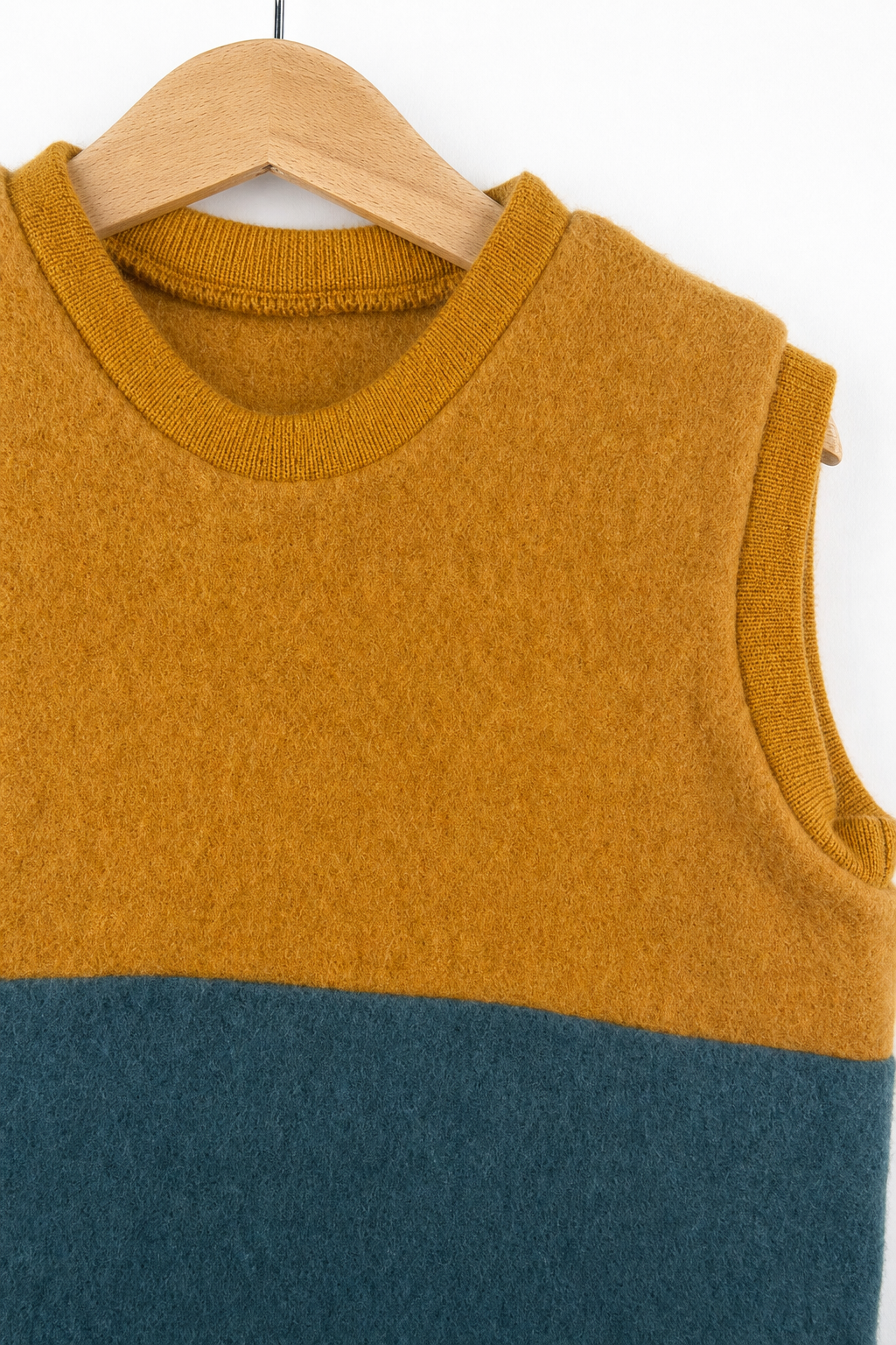 Detailaufnahme des Wollfleece Pullunders für Kinder in Größe 110/116