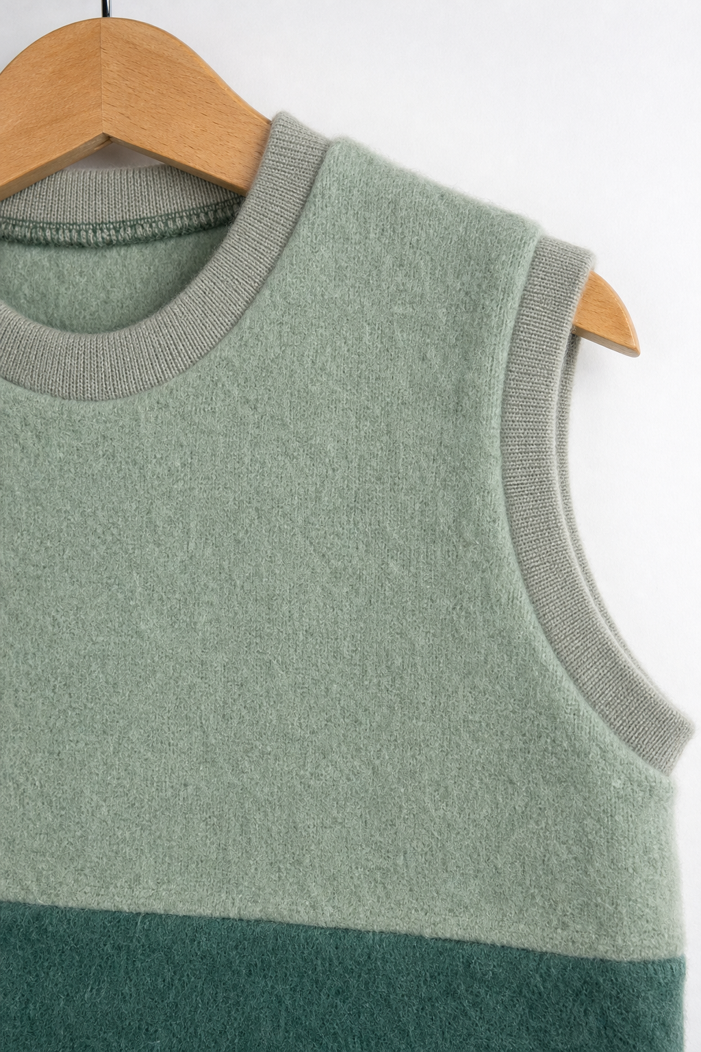Detailaufnahme des Wollfleece Pullunders für Kinder in Größe 110/116