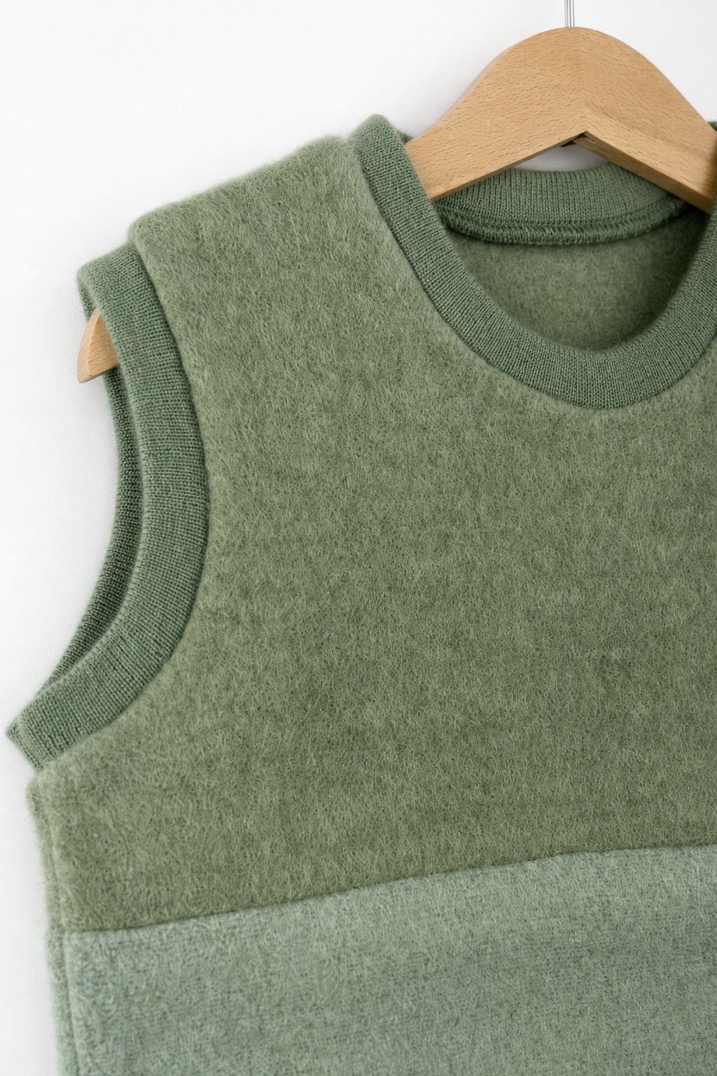 Detailaufnahme des Wollfleece Pullunders für Kinder in Größe 110/116