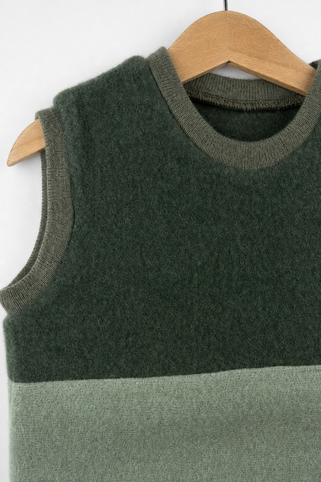 Detailaufnahme des Wollfleece Pullunders für Kinder in Größe 110/116