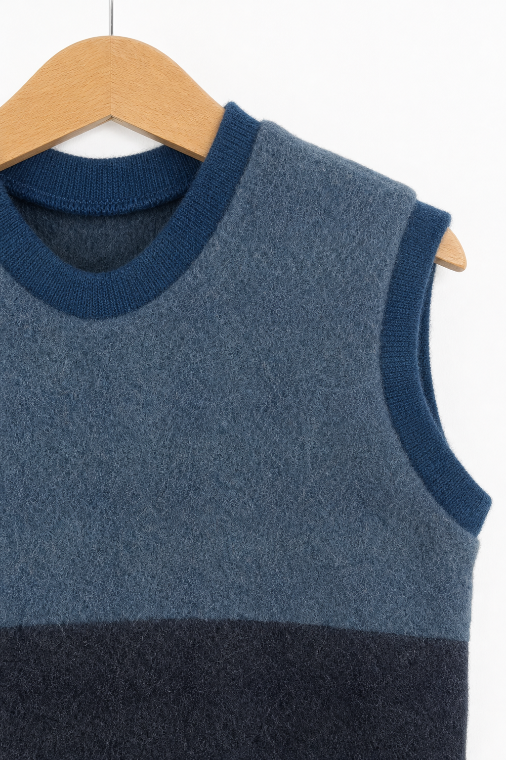 Detailaufnahme des Wollfleece Pullunders für Kinder in Größe 110/116