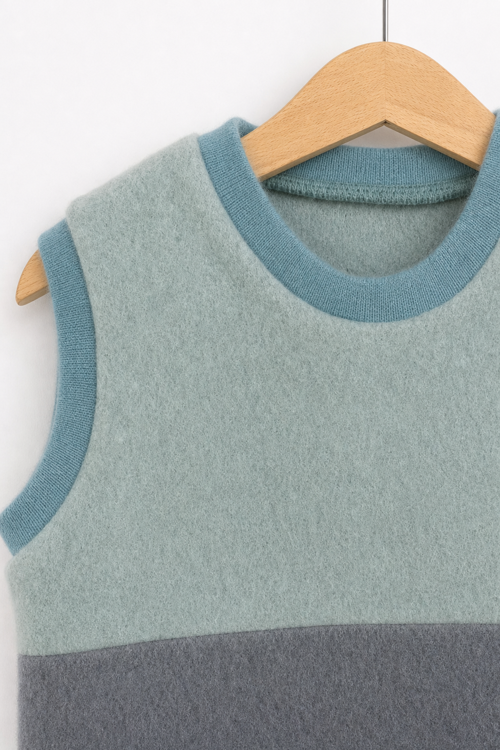 Detailaufnahme des Wollfleece Pullunders für Kinder in Größe 110/116