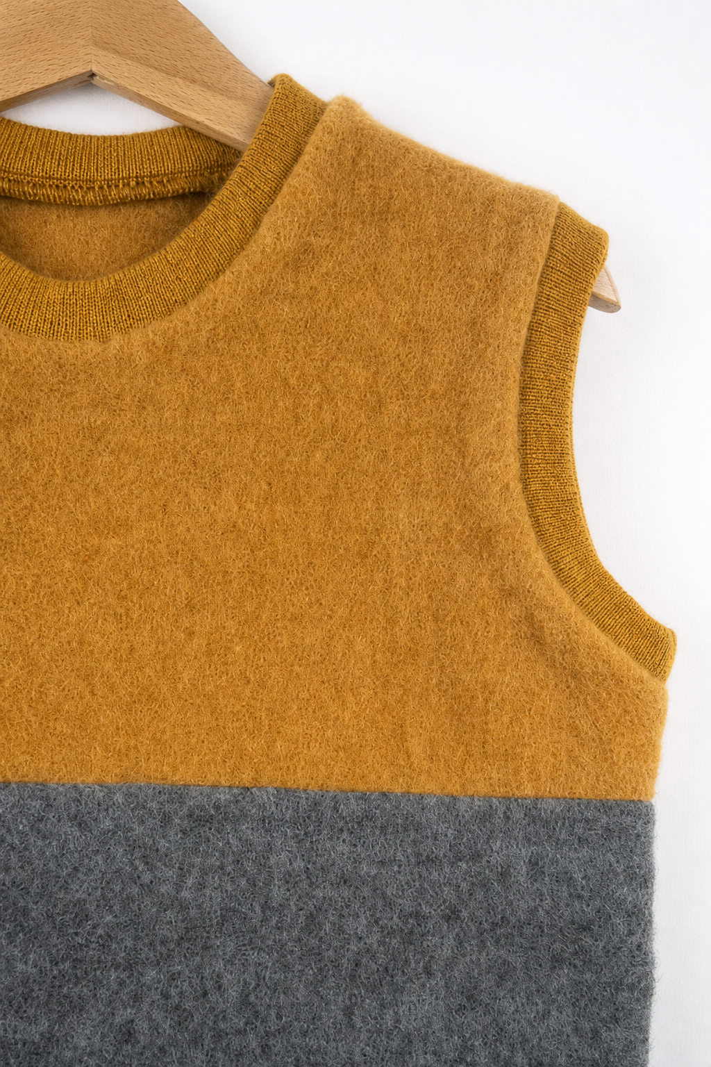 Detailaufnahme des Wollfleece Pullunders für Kinder in Größe 110/116
