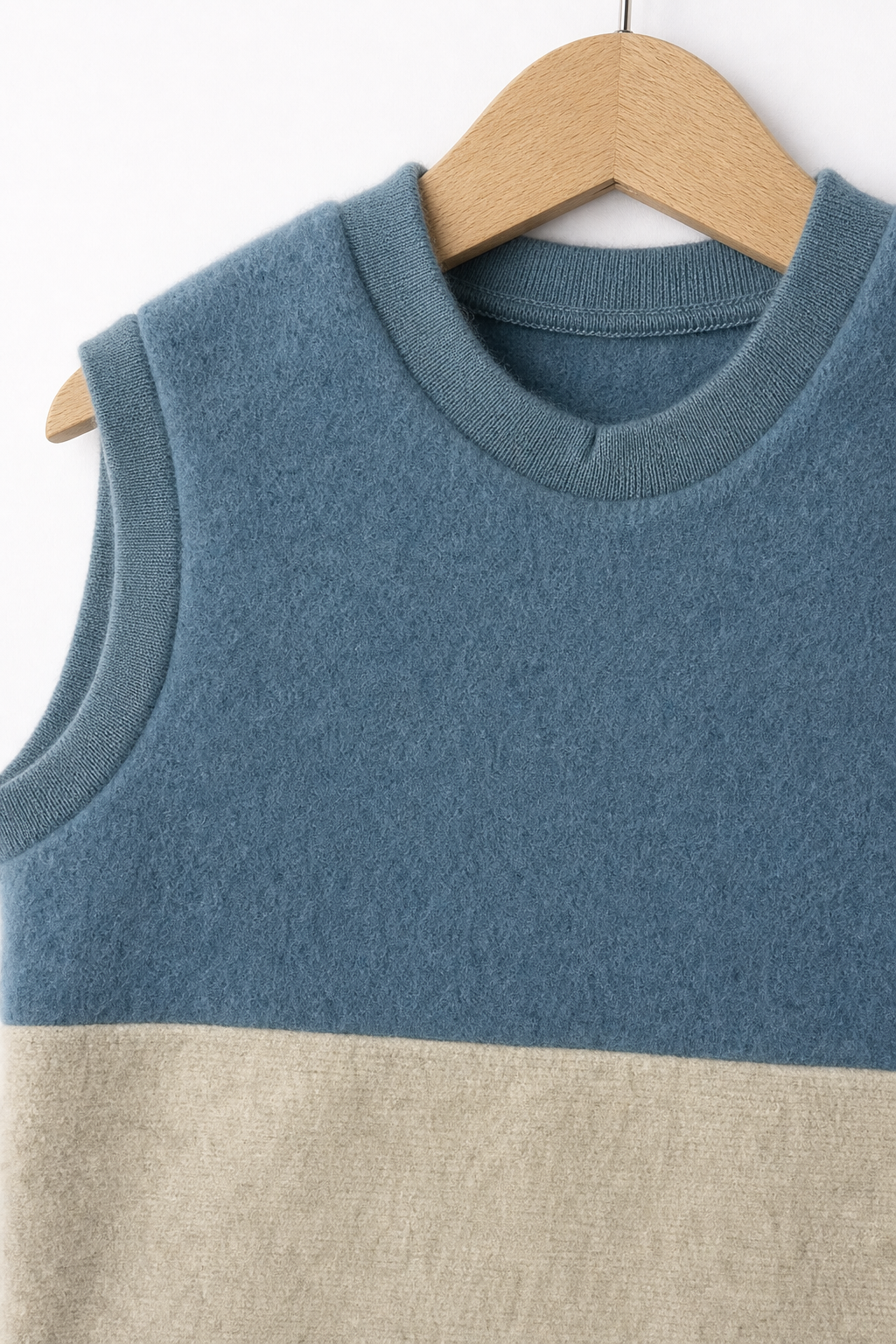 Detailaufnahme des Wollfleece Pullunders für Kinder in Größe 110/116