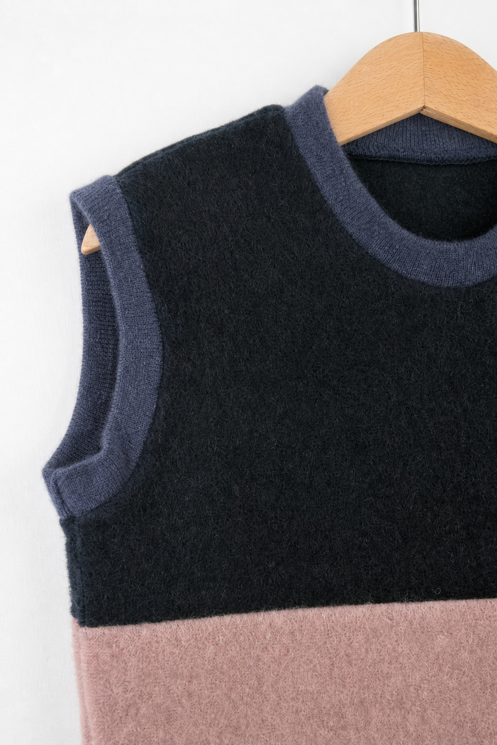 Detailaufnahme des Wollfleece Pullunders für Kinder in Größe 110/116