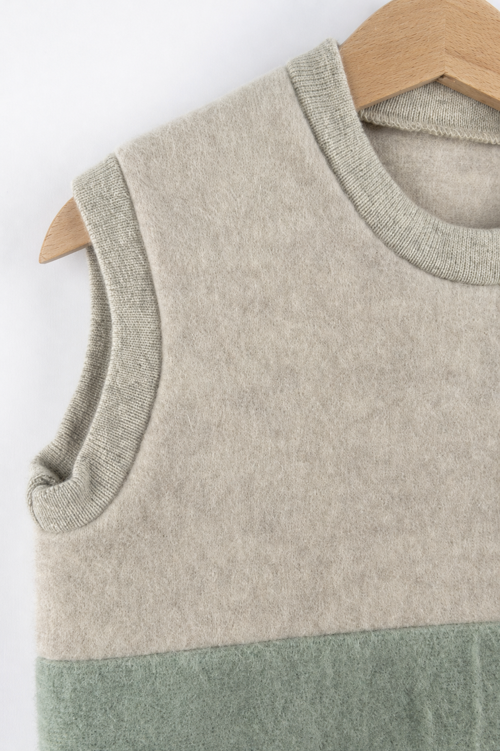 Detailaufnahme des Wollfleece Pullunders für Kinder in Größe 110/116