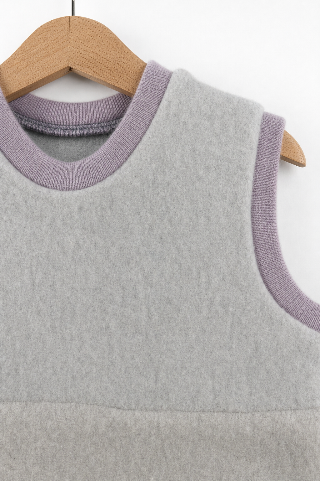 Detailaufnahme des Wollfleece Pullunders für Kinder in Größe 110/116