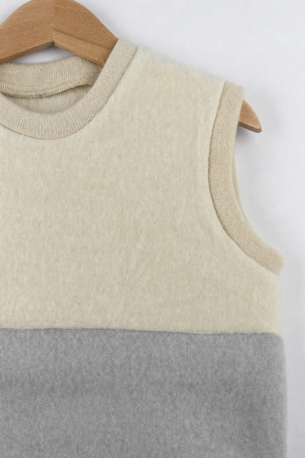 Detailaufnahme des Wollfleece Pullunders für Kinder in Größe 110/116