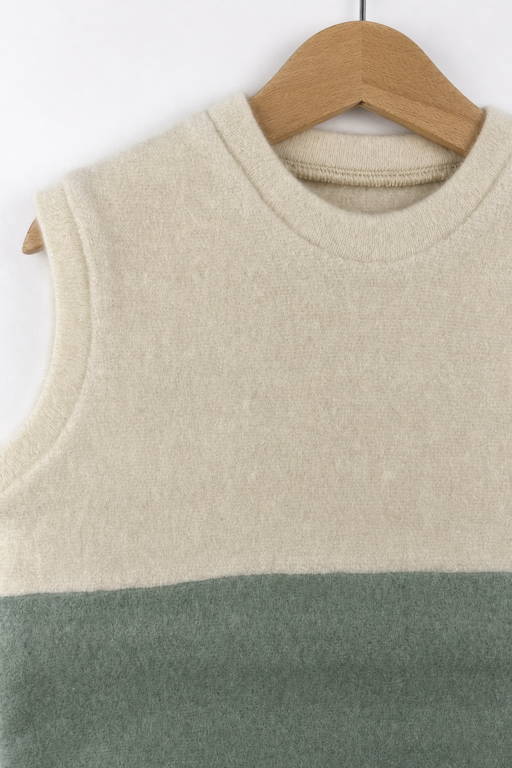 Detailaufnahme des Wollfleece Pullunders für Kinder in Größe 110/116
