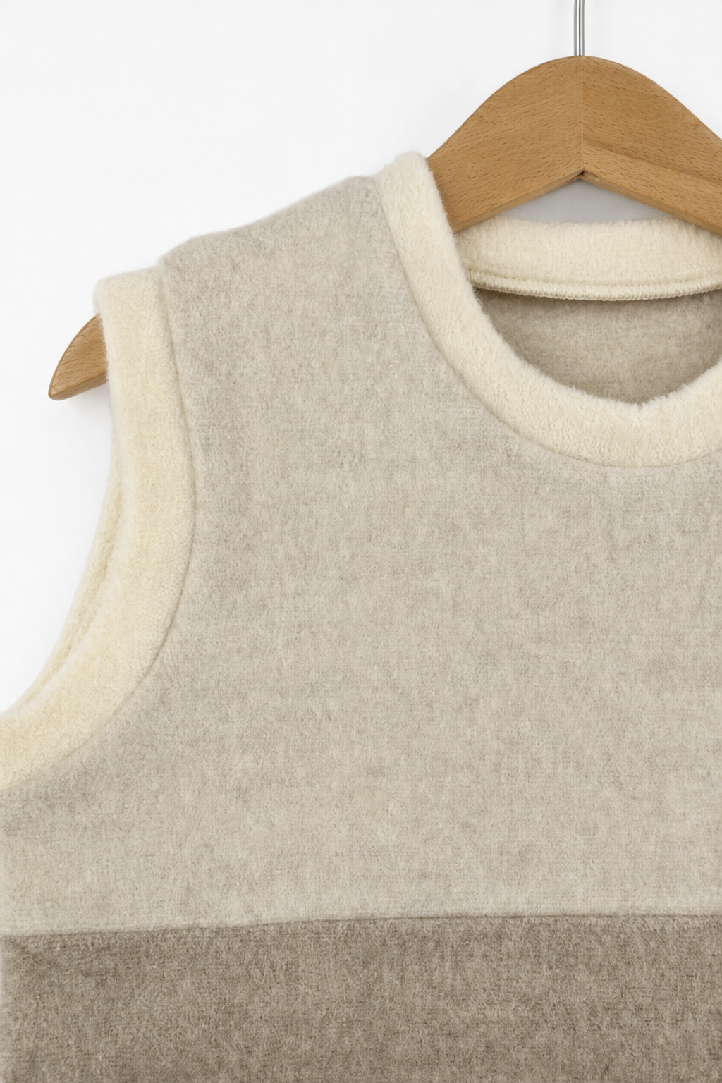 Detailaufnahme des Wollfleece Pullunders für Kinder in Größe 110/116