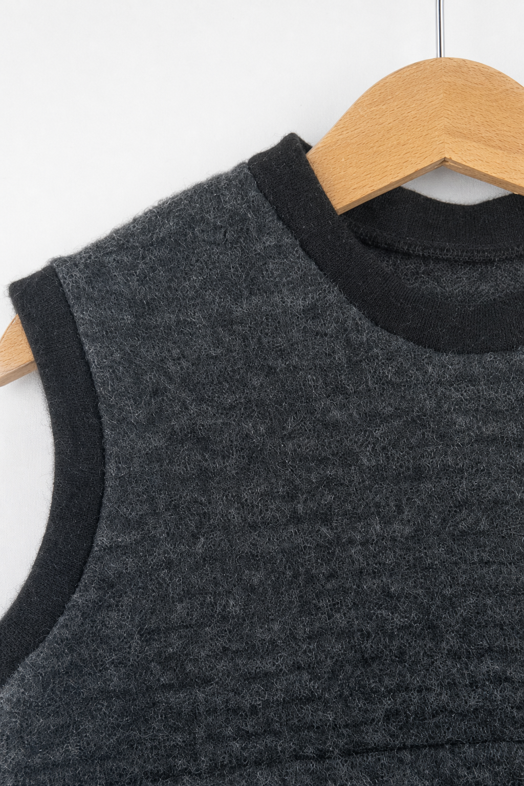 Detailaufnahme des Wollfleece Pullunders für Kinder in Größe 110/116