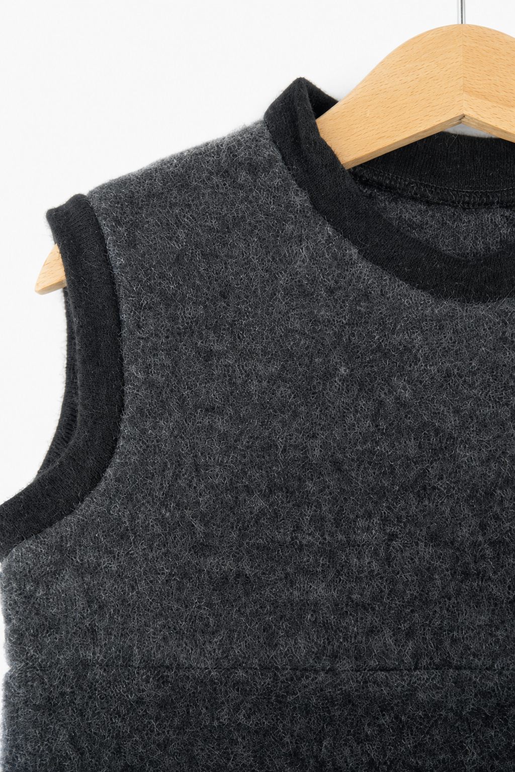 Detailaufnahme des Wollfleece Pullunders für Kinder in Größe 110/116