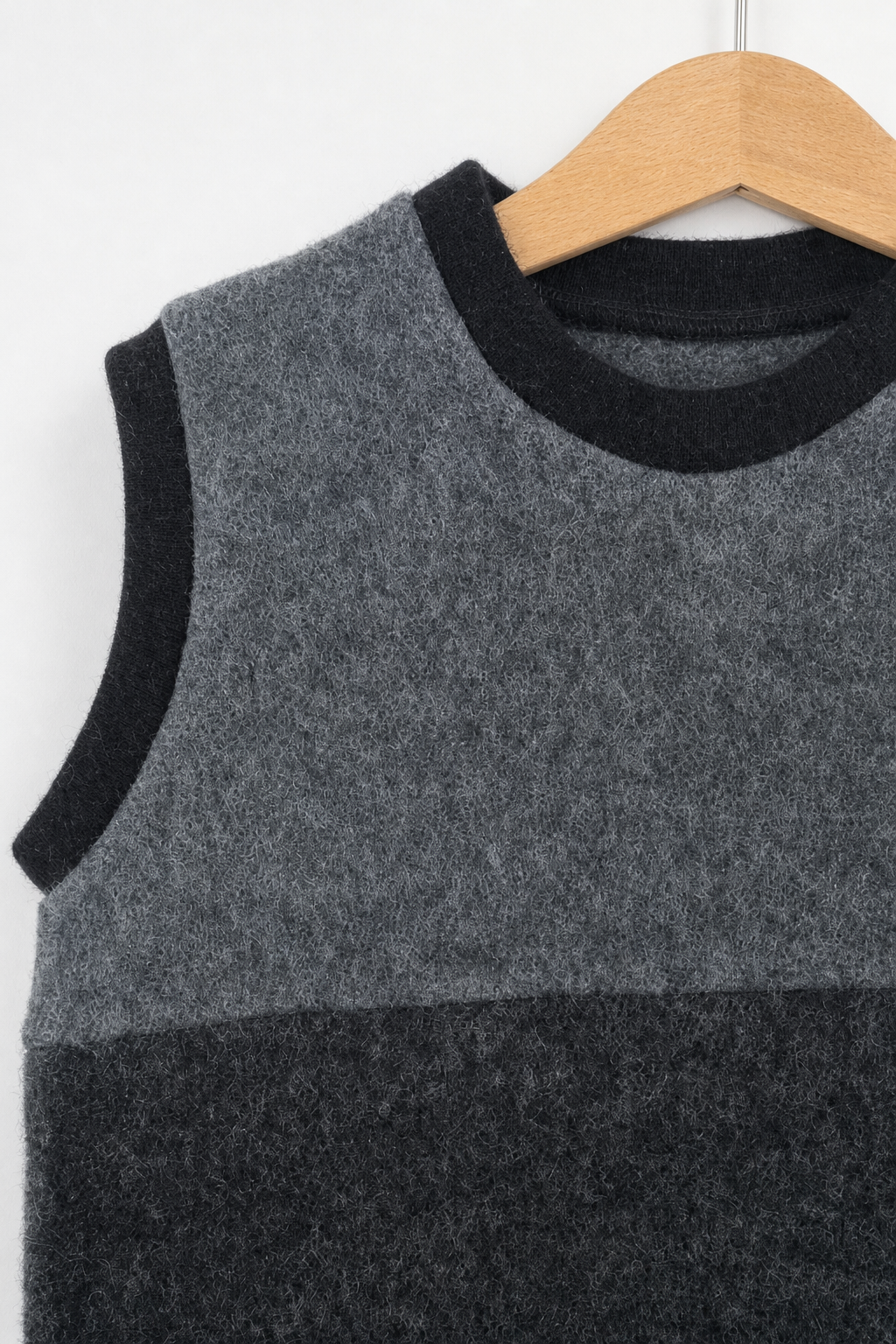 Detailaufnahme des Wollfleece Pullunders für Kinder in Größe 110/116