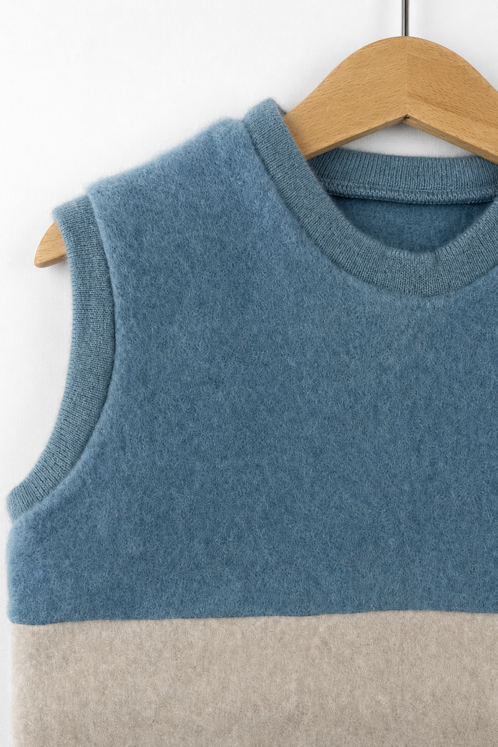 Detailaufnahme des Wollfleece Pullunders für Kinder in Größe 110/116