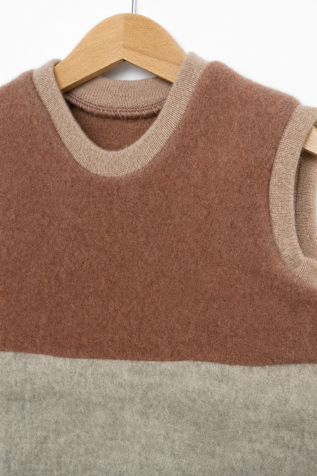 Detailaufnahme des Wollfleece Pullunders für Kinder in Größe 110/116
