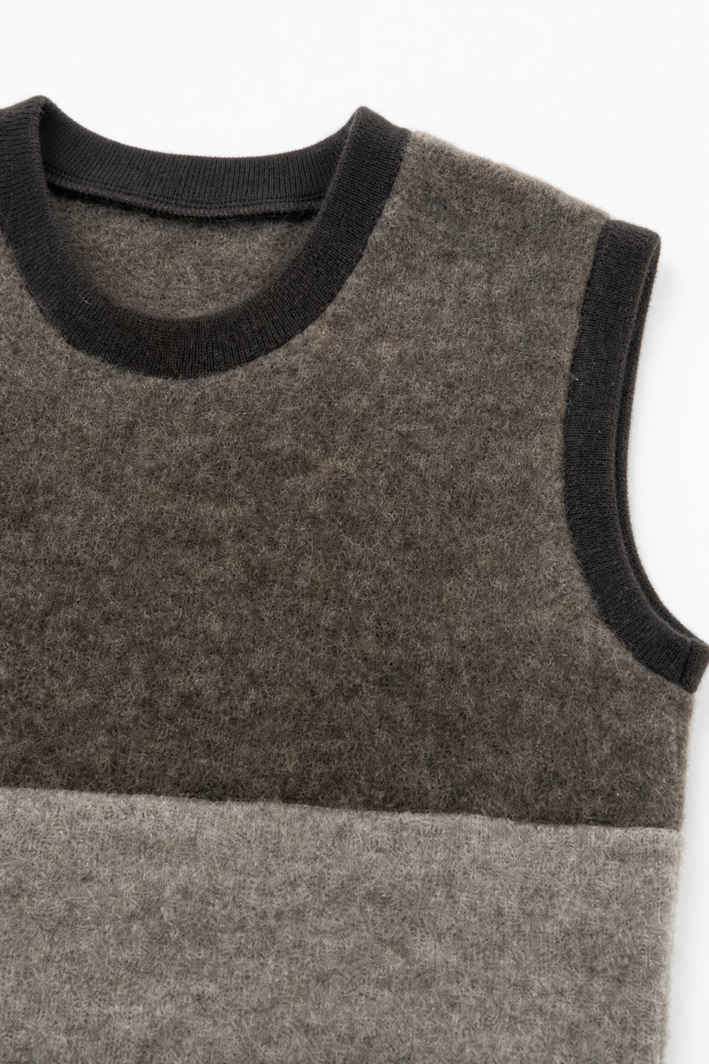 Detailaufnahme des Wollfleece Pullunders für Kinder in Größe 110/116