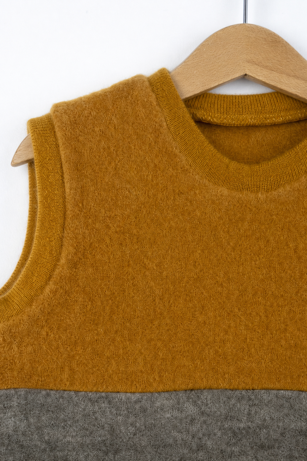 Detailaufnahme des Wollfleece Pullunders für Kinder in Größe 110/116