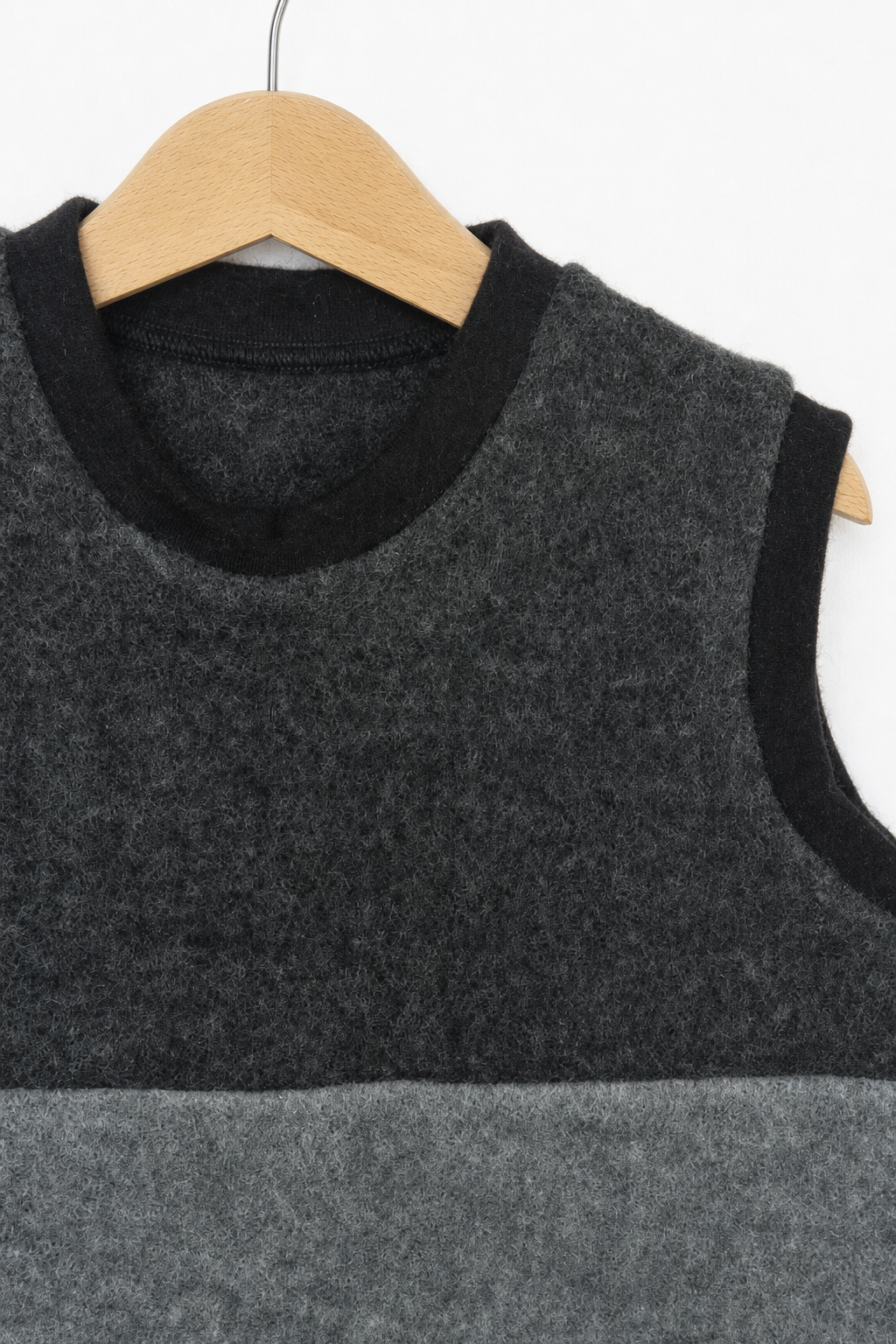 Detailaufnahme des Wollfleece Pullunders für Kinder in Größe 110/116