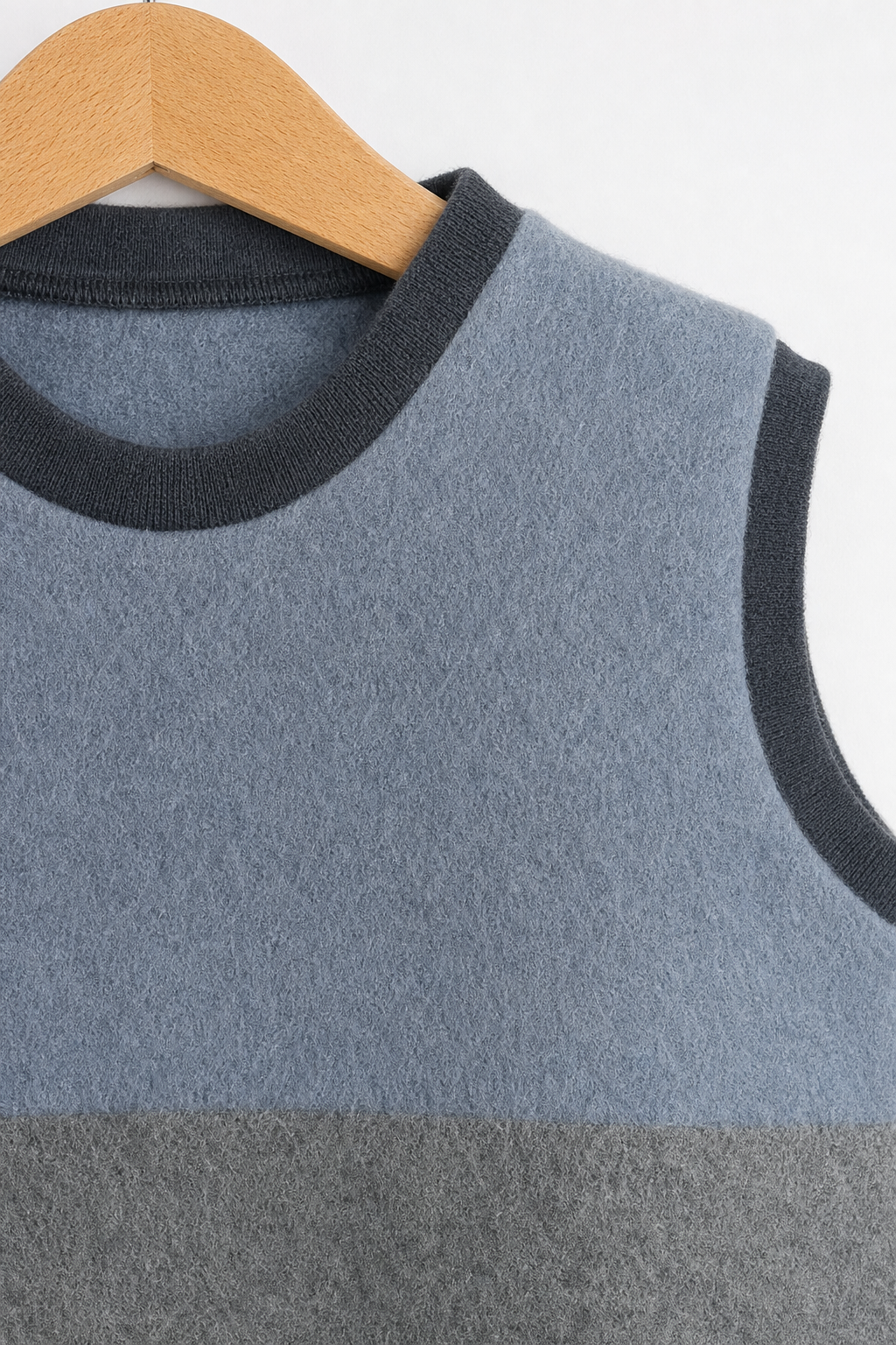 Detailaufnahme des Wollfleece Pullunders für Kinder in Größe 110/116