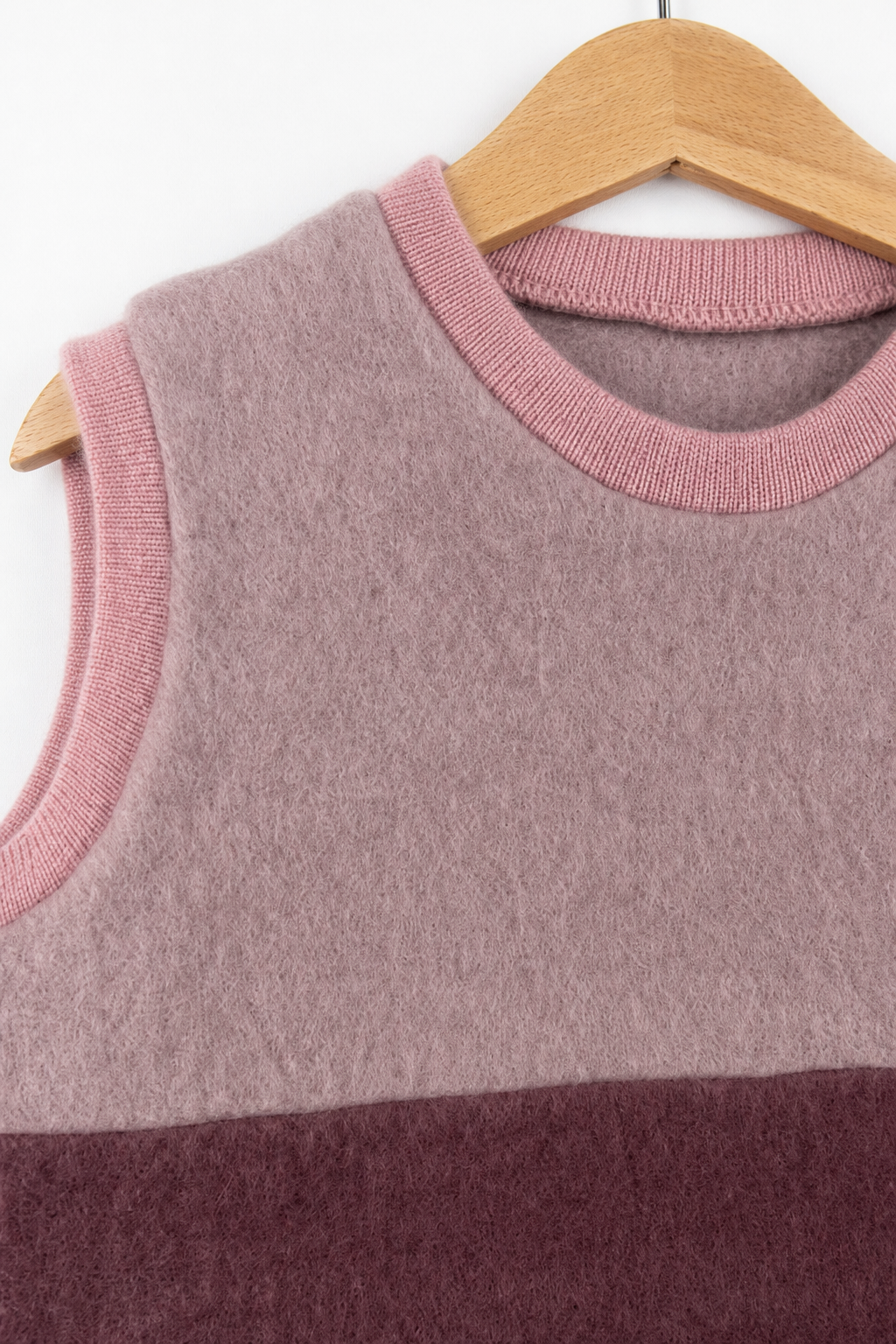 Detailaufnahme des Wollfleece Pullunders für Kinder in Größe 110/116