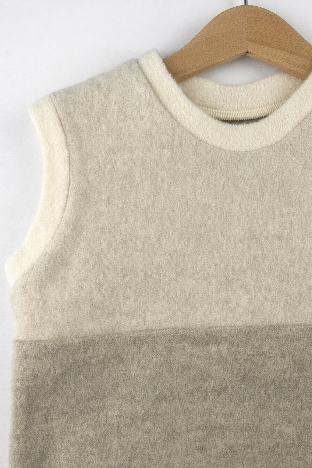 Detailaufnahme des Wollfleece Pullunders für Kinder in Größe 110/116