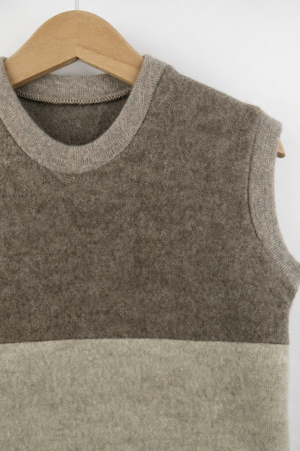 Detailaufnahme des Wollfleece Pullunders für Kinder in Größe 110/116