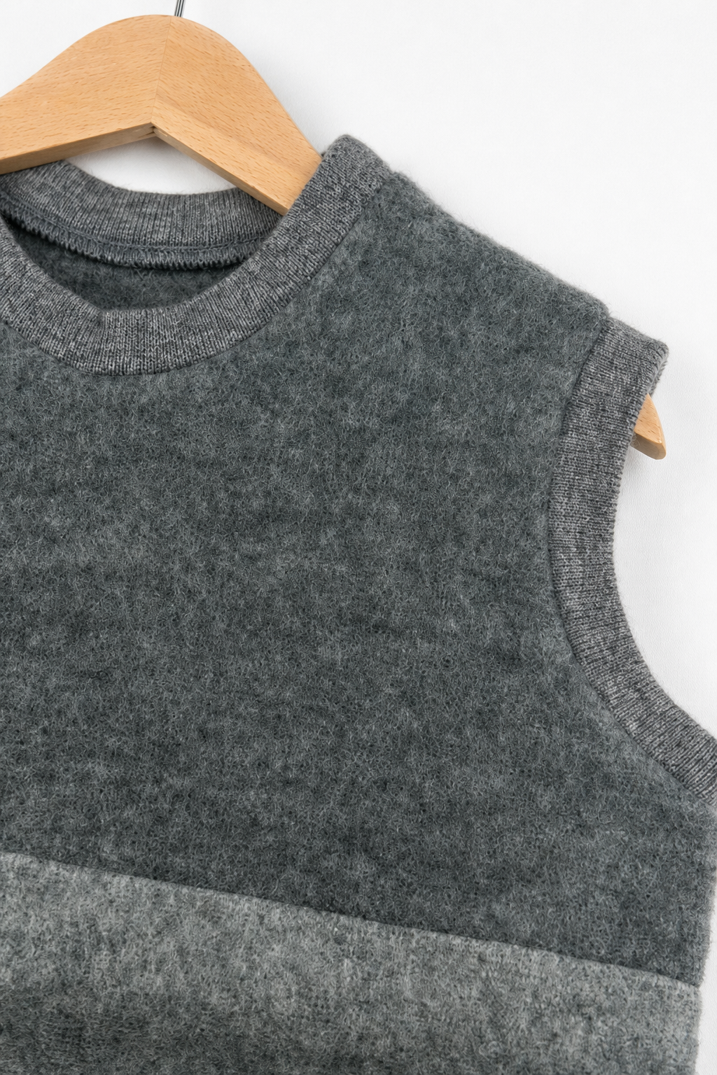 Detailaufnahme des Wollfleece Pullunders für Kinder in Größe 110/116