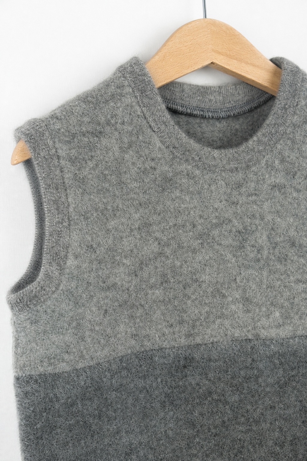 Detailaufnahme des Wollfleece Pullunders für Kinder in Größe 110/116
