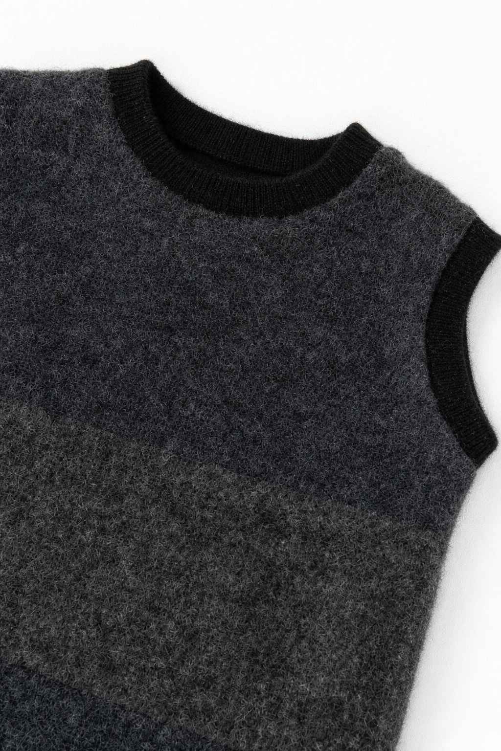 Detailaufnahme des Wollfleece Pullunders für Babys in Größe 86/92