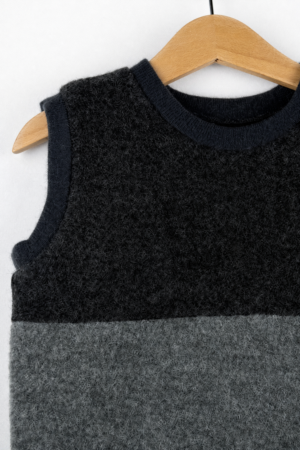 Detailaufnahme des Wollfleece Pullunders für Babys in Größe 86/92