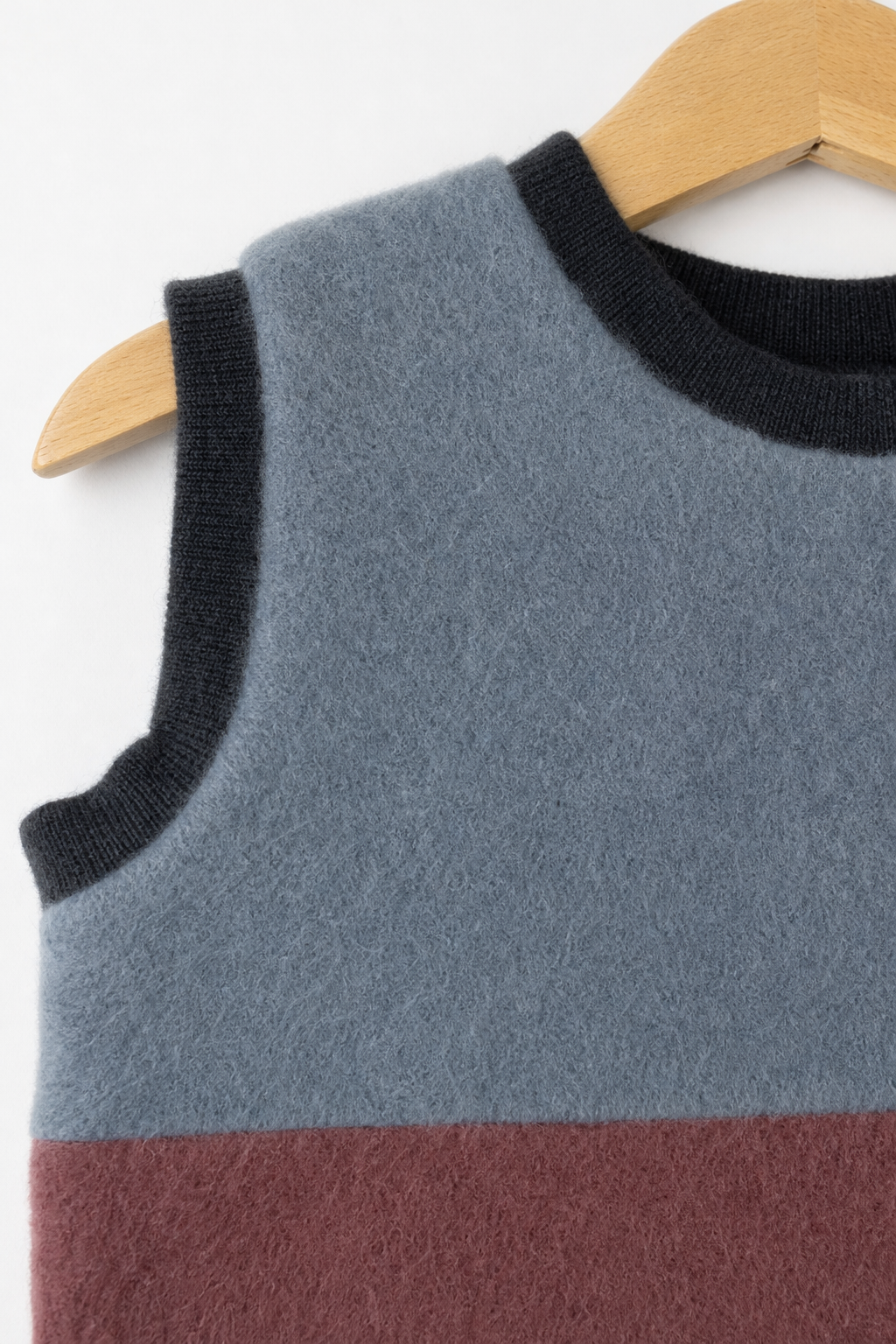 Detailaufnahme des Wollfleece Pullunders für Babys in Größe 86/92