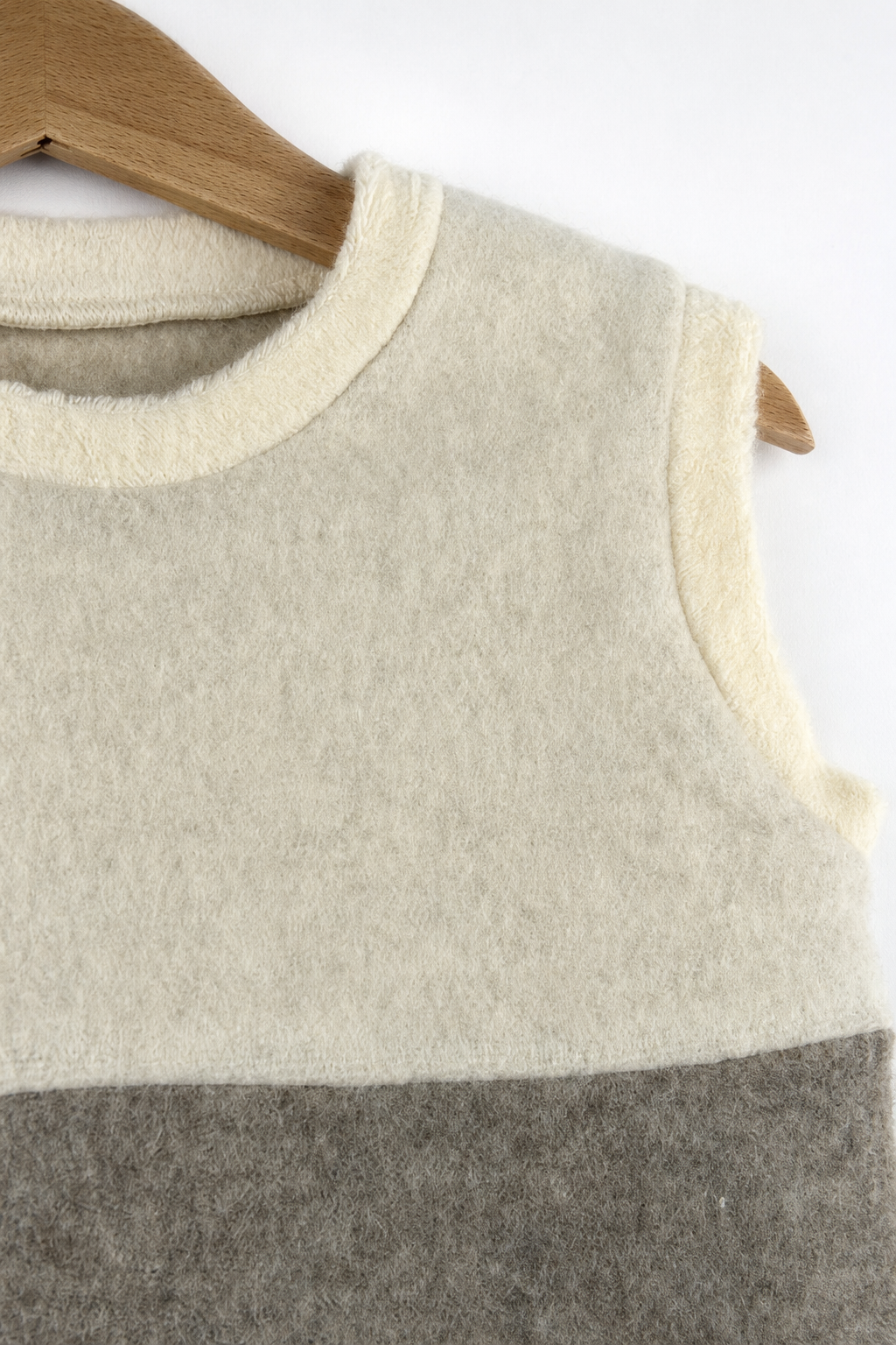 Detailaufnahme des Wollfleece Pullunders für Babys in Größe 86/92
