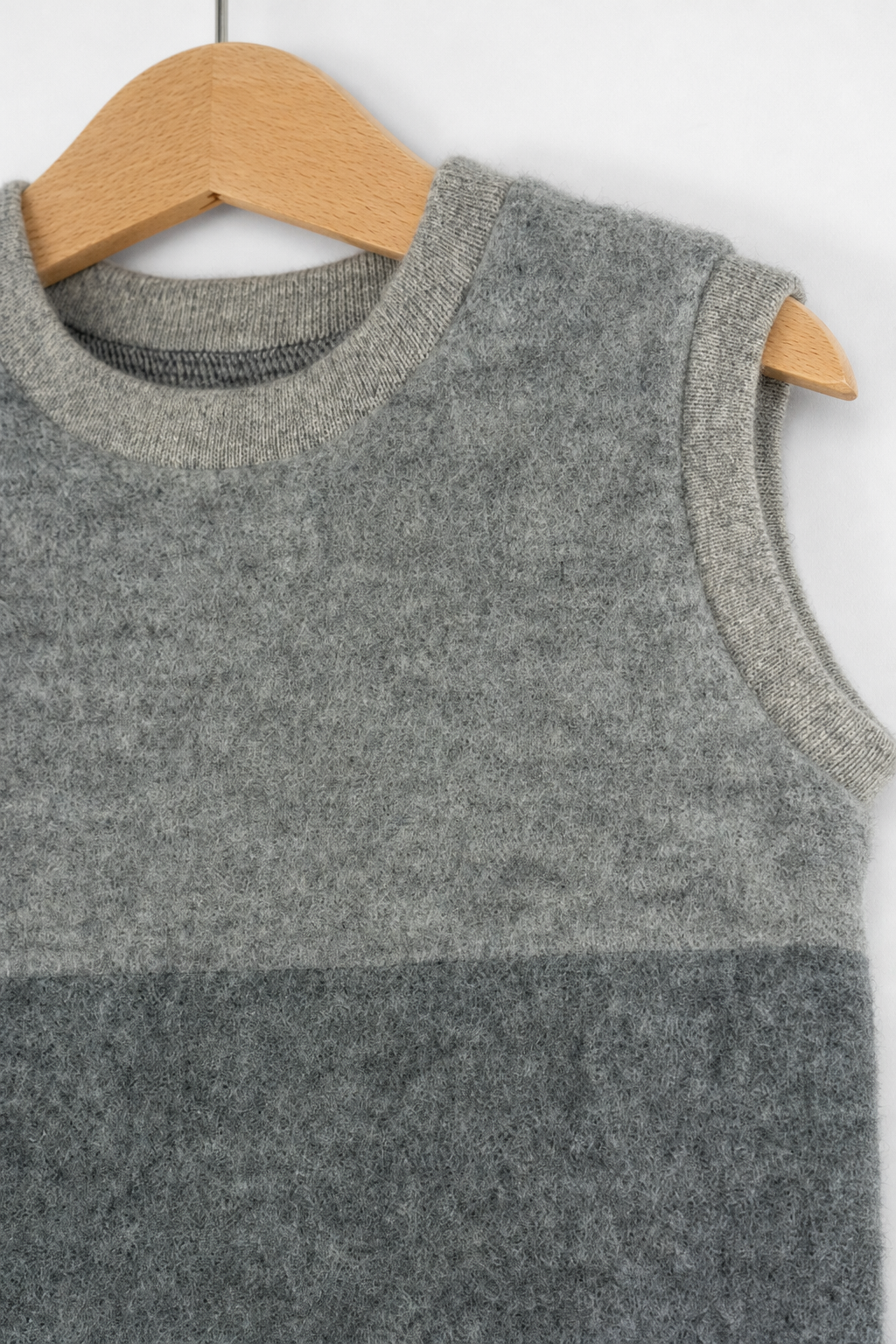 Detailaufnahme des Wollfleece Pullunders für Babys in Größe 86/92