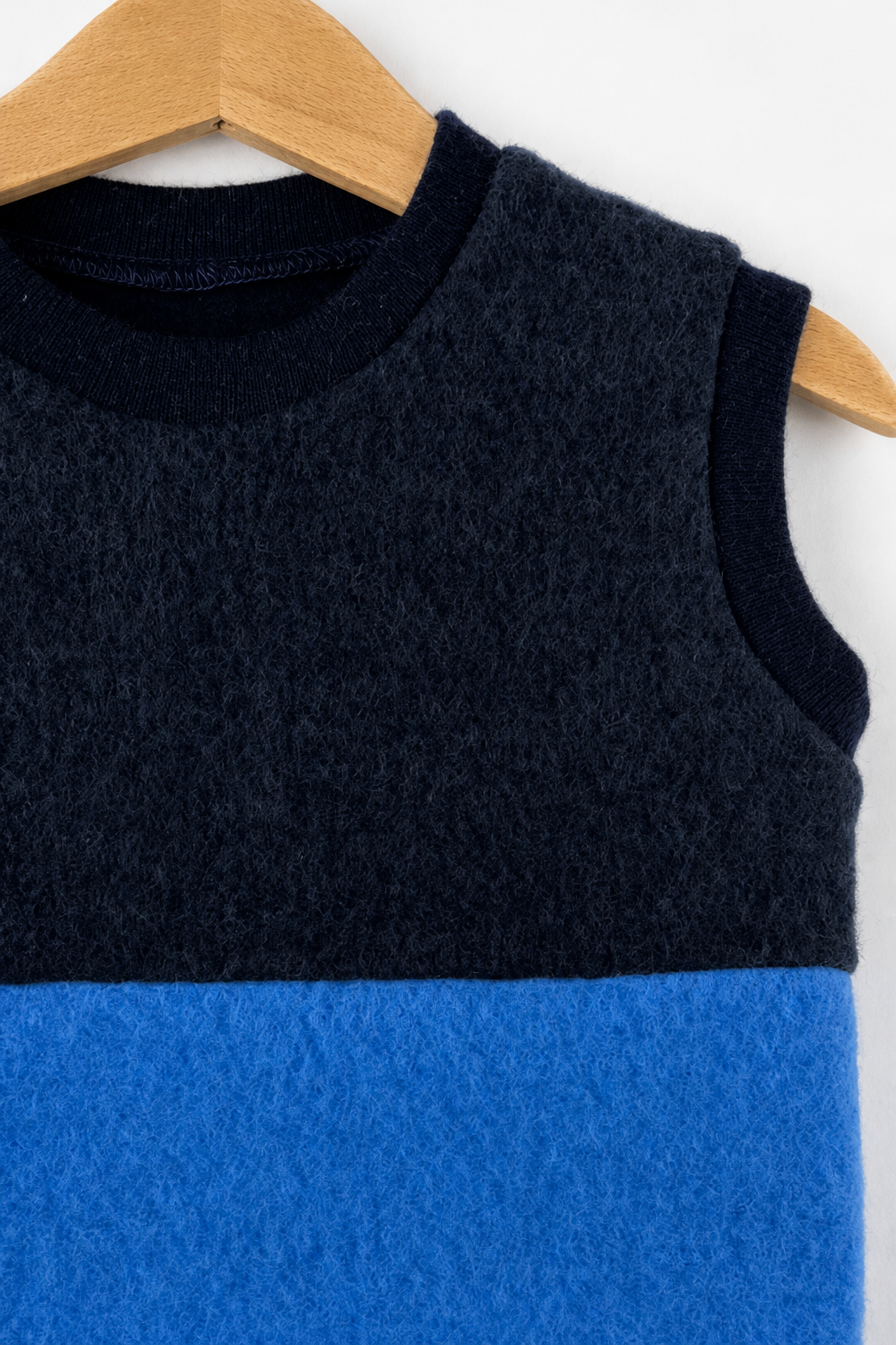 Detailaufnahme des Wollfleece Pullunders für Babys in Größe 86/92