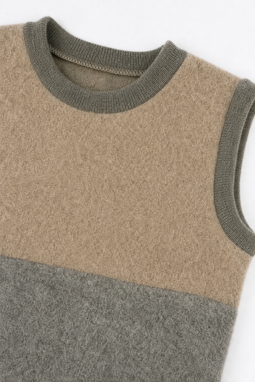 Detailaufnahme des Wollfleece Pullunders für Babys in Größe 86/92