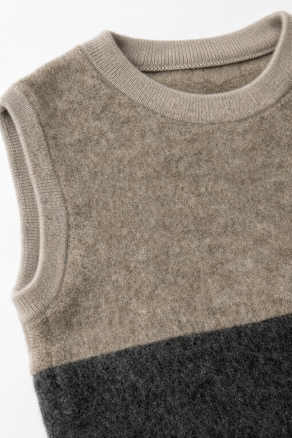 Detailaufnahme des Wollfleece Pullunders für Babys in Größe 86/92